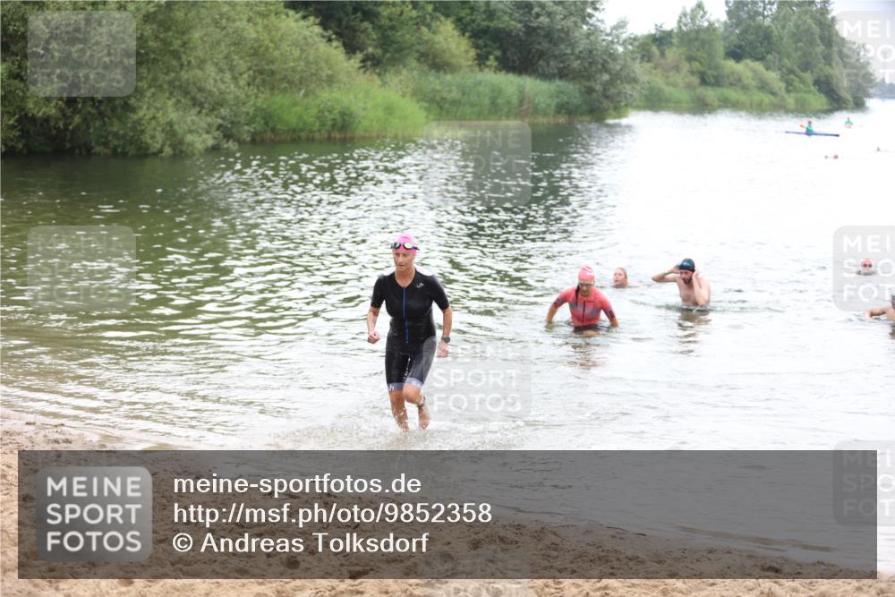 21.06.2026 - 29. Vierlanden-Triathlon Andreas Tolksdorf http://msf.ph/oto/9852358 21.06.2026 10:20:12 Schwimmen 366, 559, 572, 616 meine-sportfotos.de