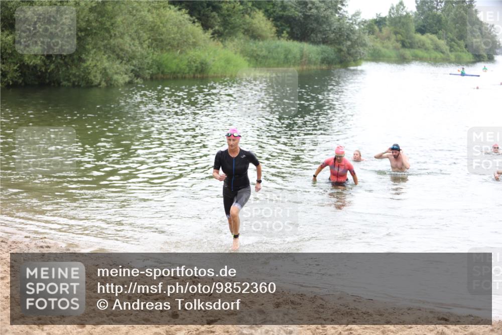 21.06.2026 - 29. Vierlanden-Triathlon Andreas Tolksdorf http://msf.ph/oto/9852360 21.06.2026 10:20:13 Schwimmen 366, 559, 572, 616 meine-sportfotos.de