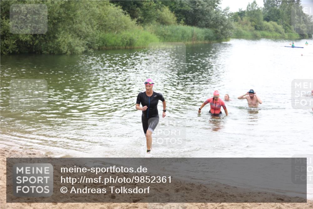 21.06.2026 - 29. Vierlanden-Triathlon Andreas Tolksdorf http://msf.ph/oto/9852361 21.06.2026 10:20:13 Schwimmen 366, 559, 572, 616 meine-sportfotos.de