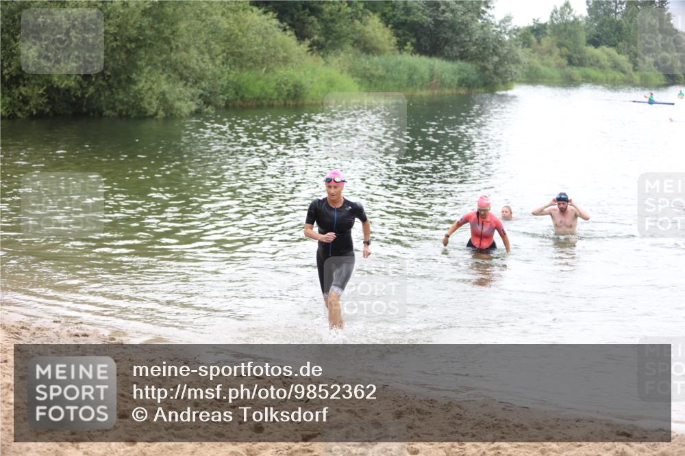 21.06.2026 - 29. Vierlanden-Triathlon Andreas Tolksdorf http://msf.ph/oto/9852362 21.06.2026 10:20:13 Schwimmen 366, 559, 572, 616 meine-sportfotos.de