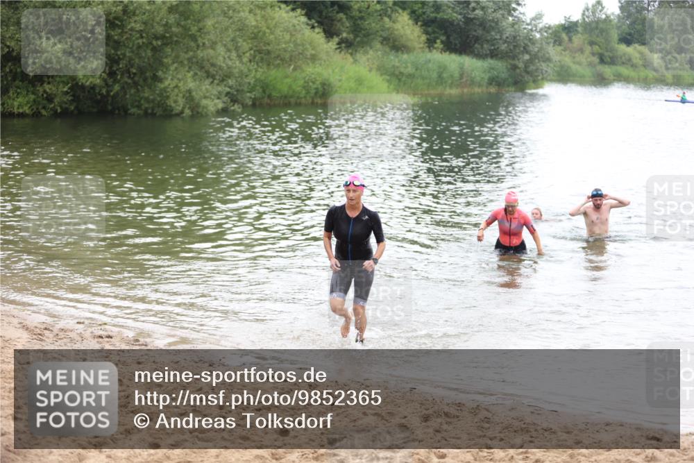 21.06.2026 - 29. Vierlanden-Triathlon Andreas Tolksdorf http://msf.ph/oto/9852365 21.06.2026 10:20:13 Schwimmen 366, 559, 572, 616 meine-sportfotos.de