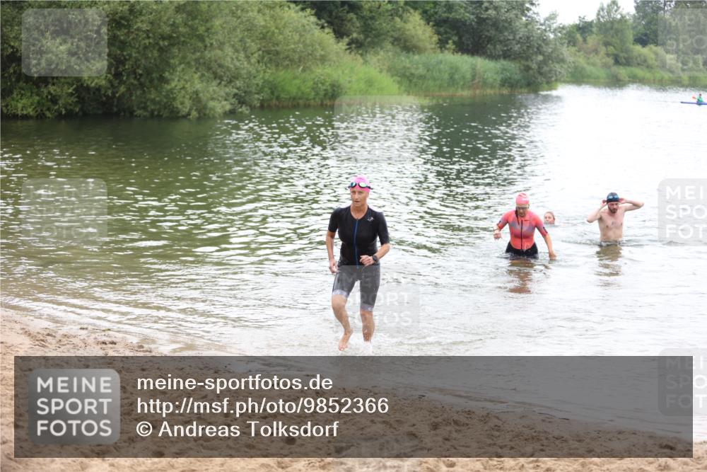 21.06.2026 - 29. Vierlanden-Triathlon Andreas Tolksdorf http://msf.ph/oto/9852366 21.06.2026 10:20:13 Schwimmen 366, 559, 572, 616 meine-sportfotos.de