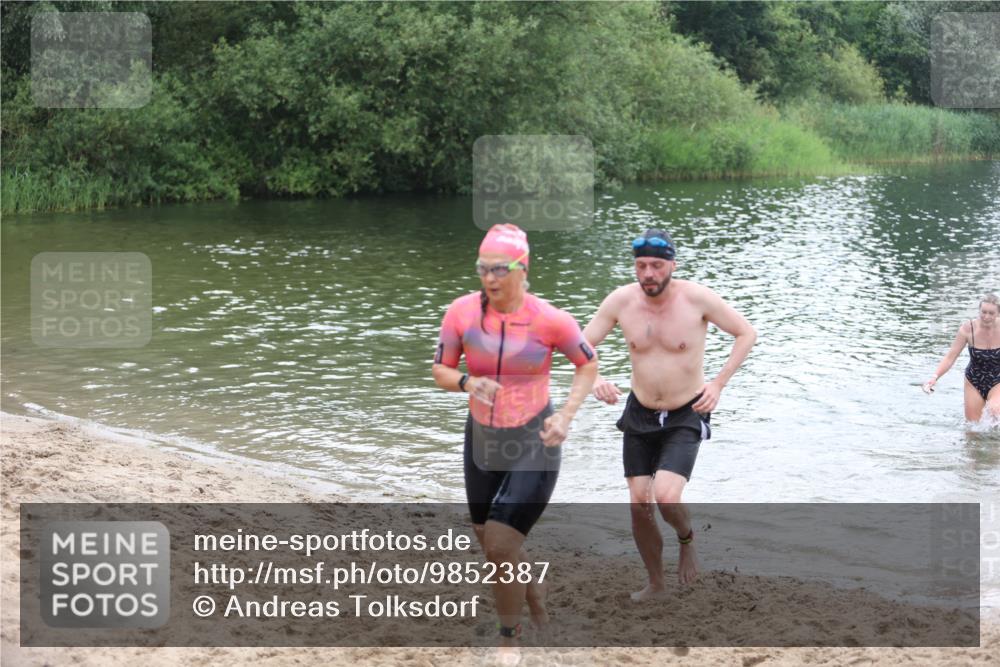 21.06.2026 - 29. Vierlanden-Triathlon Andreas Tolksdorf http://msf.ph/oto/9852387 21.06.2026 10:20:21 Schwimmen 366, 489, 559, 616, 619 meine-sportfotos.de