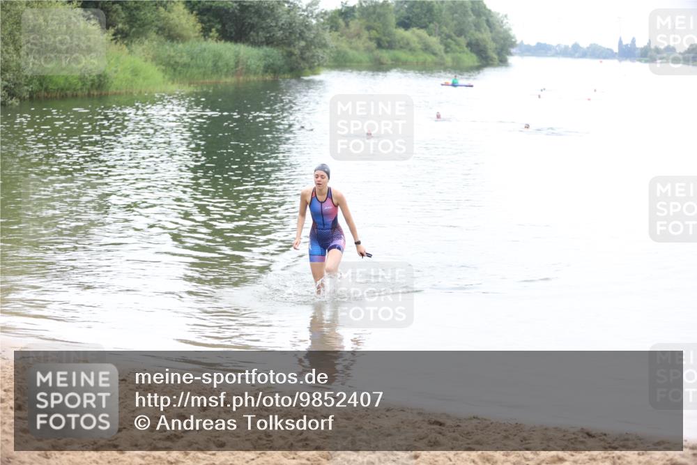 21.06.2026 - 29. Vierlanden-Triathlon Andreas Tolksdorf http://msf.ph/oto/9852407 21.06.2026 10:21:05 Schwimmen 576 meine-sportfotos.de