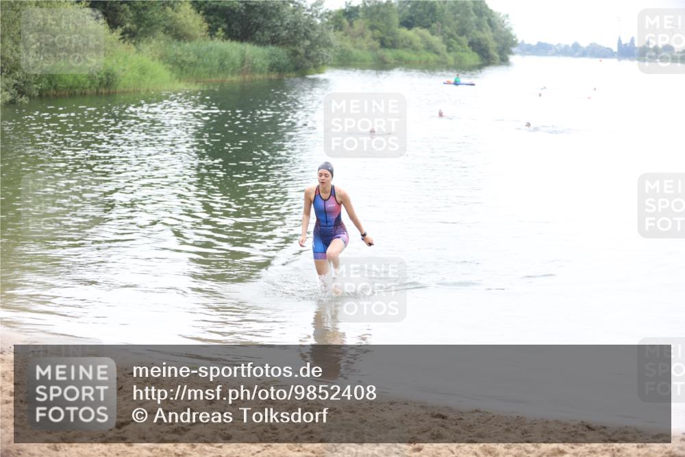 21.06.2026 - 29. Vierlanden-Triathlon Andreas Tolksdorf http://msf.ph/oto/9852408 21.06.2026 10:21:05 Schwimmen 576 meine-sportfotos.de