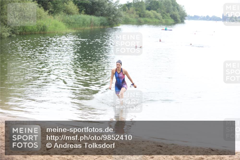 21.06.2026 - 29. Vierlanden-Triathlon Andreas Tolksdorf http://msf.ph/oto/9852410 21.06.2026 10:21:05 Schwimmen 576 meine-sportfotos.de