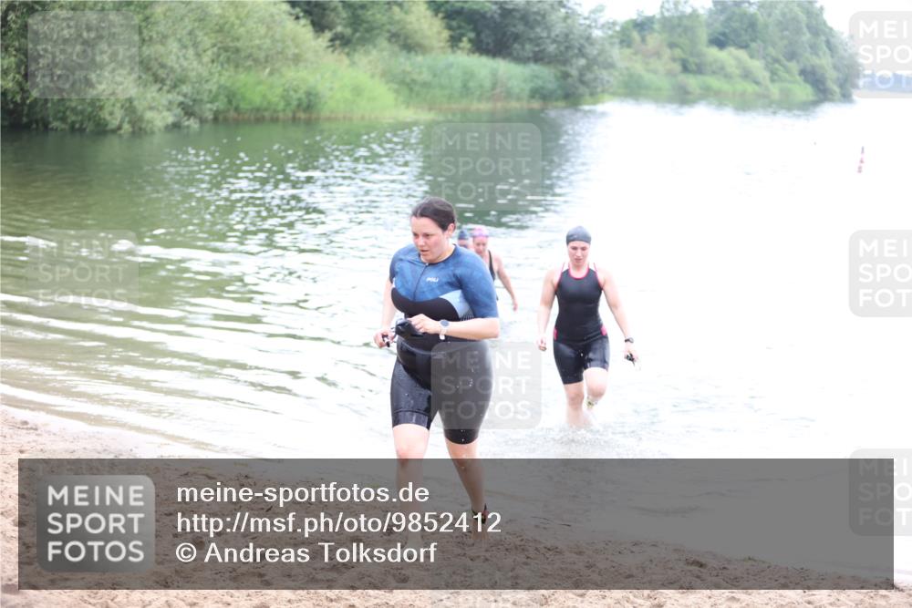 21.06.2026 - 29. Vierlanden-Triathlon Andreas Tolksdorf http://msf.ph/oto/9852412 21.06.2026 10:21:59 Schwimmen 525, 541, 617 meine-sportfotos.de