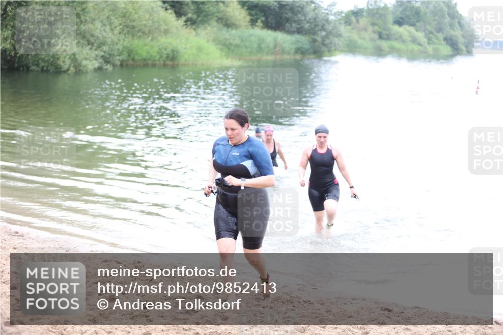 21.06.2026 - 29. Vierlanden-Triathlon Andreas Tolksdorf http://msf.ph/oto/9852413 21.06.2026 10:21:59 Schwimmen 525, 541, 617 meine-sportfotos.de