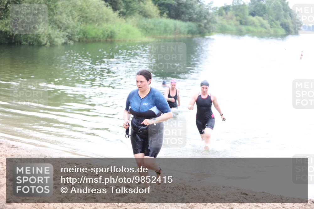 21.06.2026 - 29. Vierlanden-Triathlon Andreas Tolksdorf http://msf.ph/oto/9852415 21.06.2026 10:21:59 Schwimmen 525, 541, 617 meine-sportfotos.de