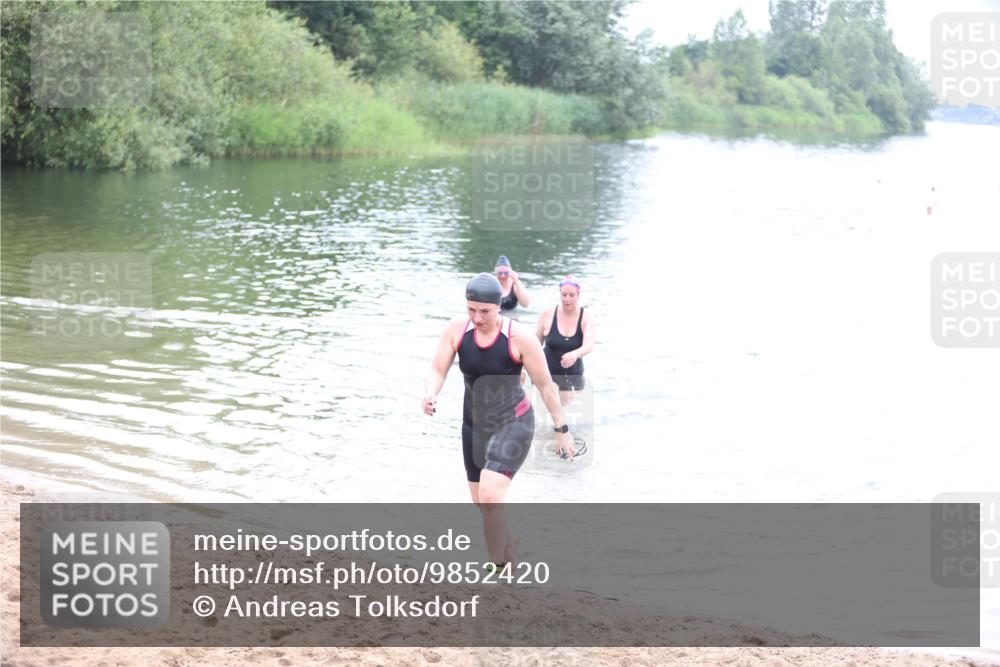 21.06.2026 - 29. Vierlanden-Triathlon Andreas Tolksdorf http://msf.ph/oto/9852420 21.06.2026 10:22:01 Schwimmen 525, 541, 617 meine-sportfotos.de
