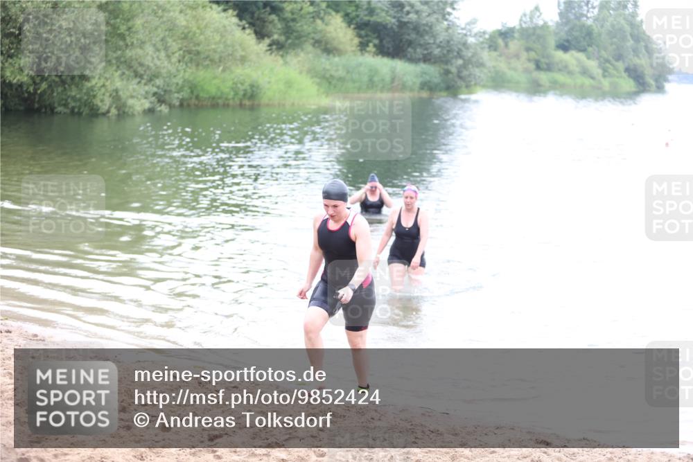 21.06.2026 - 29. Vierlanden-Triathlon Andreas Tolksdorf http://msf.ph/oto/9852424 21.06.2026 10:22:01 Schwimmen 525, 541, 617 meine-sportfotos.de