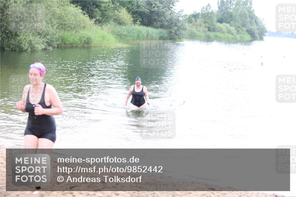 21.06.2026 - 29. Vierlanden-Triathlon Andreas Tolksdorf http://msf.ph/oto/9852442 21.06.2026 10:22:07 Schwimmen 525, 617, 623 meine-sportfotos.de