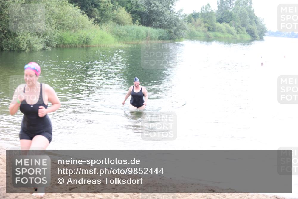 21.06.2026 - 29. Vierlanden-Triathlon Andreas Tolksdorf http://msf.ph/oto/9852444 21.06.2026 10:22:07 Schwimmen 525, 617, 623 meine-sportfotos.de