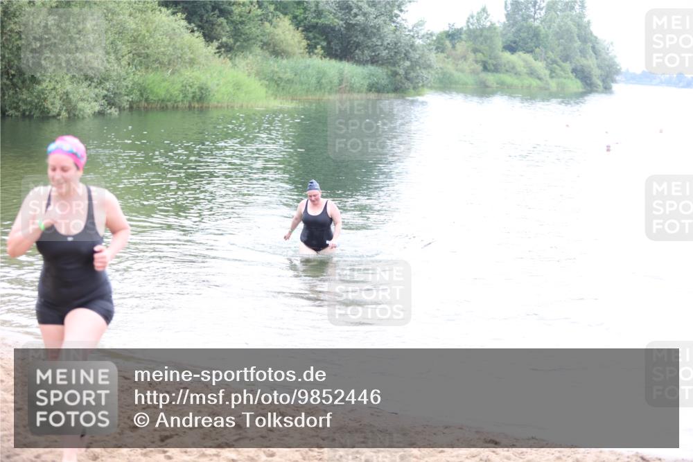 21.06.2026 - 29. Vierlanden-Triathlon Andreas Tolksdorf http://msf.ph/oto/9852446 21.06.2026 10:22:07 Schwimmen 525, 617, 623 meine-sportfotos.de