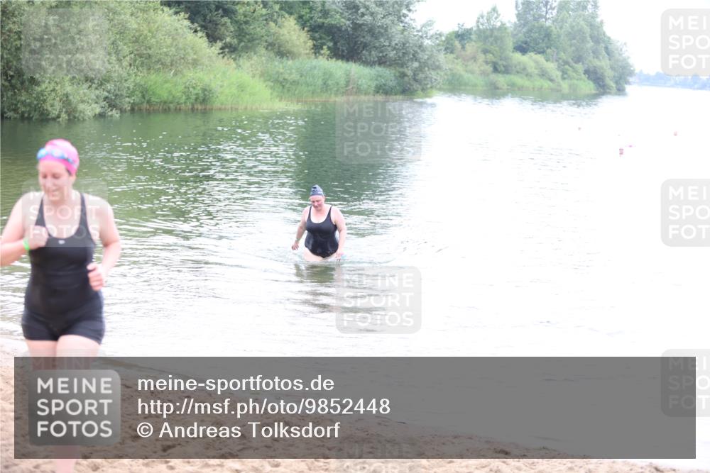 21.06.2026 - 29. Vierlanden-Triathlon Andreas Tolksdorf http://msf.ph/oto/9852448 21.06.2026 10:22:07 Schwimmen 525, 617, 623 meine-sportfotos.de