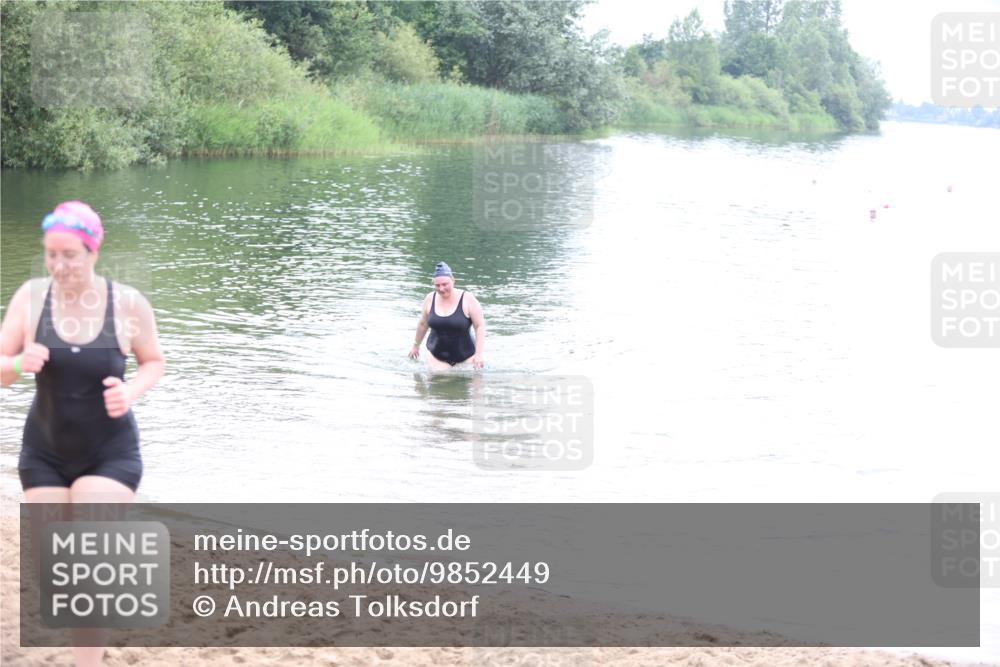 21.06.2026 - 29. Vierlanden-Triathlon Andreas Tolksdorf http://msf.ph/oto/9852449 21.06.2026 10:22:07 Schwimmen 525, 617, 623 meine-sportfotos.de