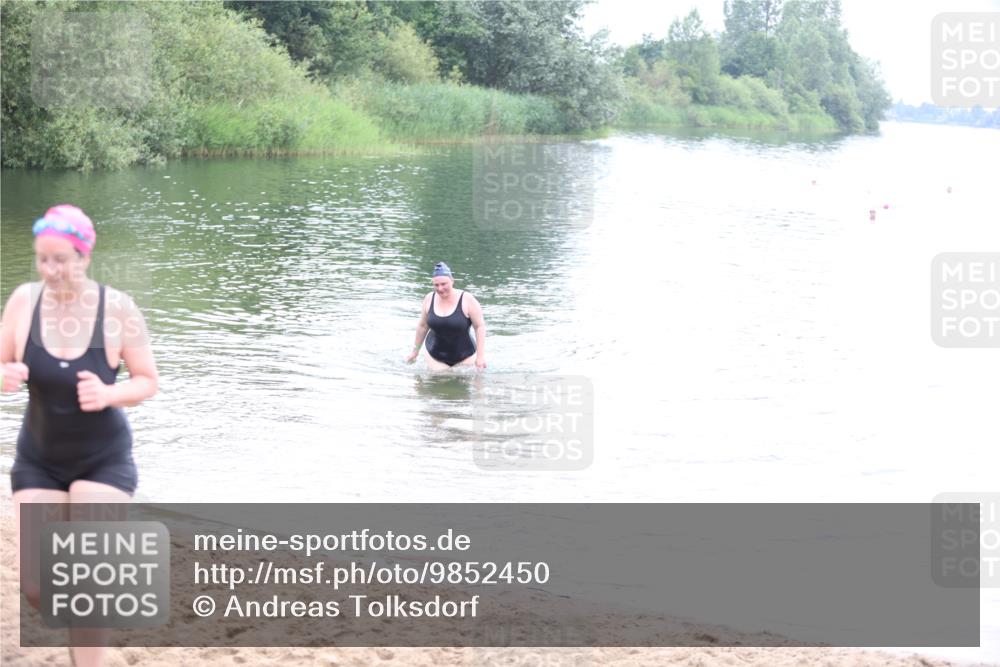 21.06.2026 - 29. Vierlanden-Triathlon Andreas Tolksdorf http://msf.ph/oto/9852450 21.06.2026 10:22:07 Schwimmen 525, 617, 623 meine-sportfotos.de