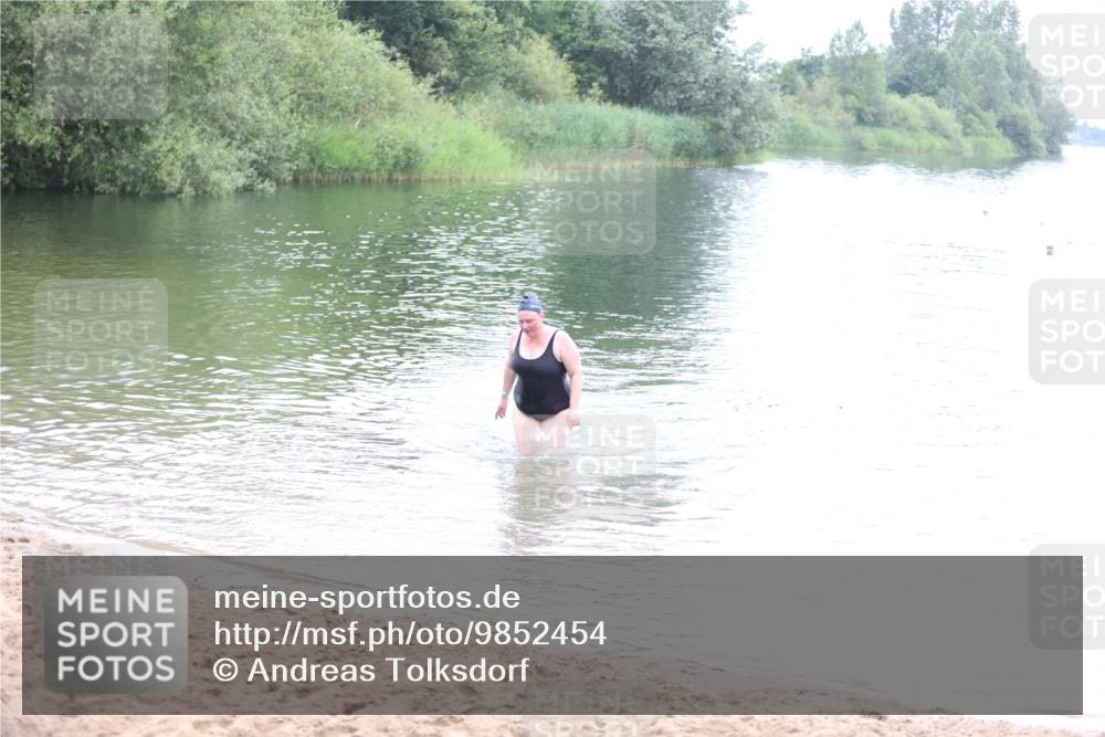 21.06.2026 - 29. Vierlanden-Triathlon Andreas Tolksdorf http://msf.ph/oto/9852454 21.06.2026 10:22:09 Schwimmen 617, 623 meine-sportfotos.de