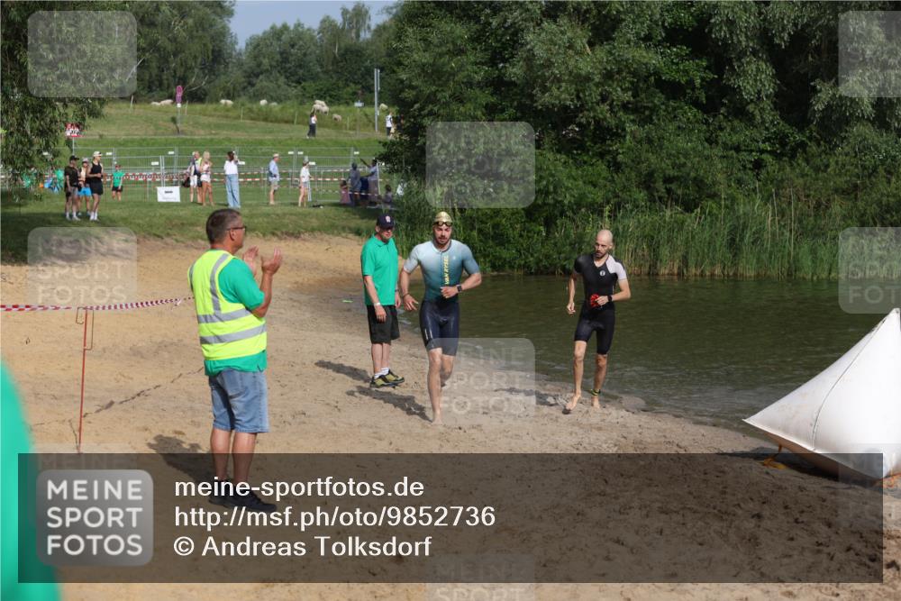 21.06.2026 - 29. Vierlanden-Triathlon Andreas Tolksdorf http://msf.ph/oto/9852736 21.06.2026 08:35:23 Schwimmen 23, 49 meine-sportfotos.de