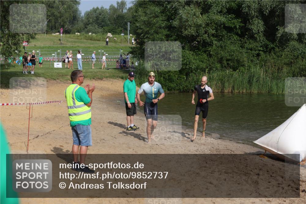 21.06.2026 - 29. Vierlanden-Triathlon Andreas Tolksdorf http://msf.ph/oto/9852737 21.06.2026 08:35:23 Schwimmen 23, 49 meine-sportfotos.de