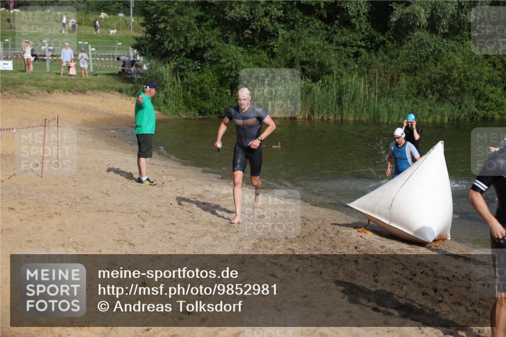 21.06.2026 - 29. Vierlanden-Triathlon Andreas Tolksdorf http://msf.ph/oto/9852981 21.06.2026 08:37:04 Schwimmen 24, 30, 63 meine-sportfotos.de