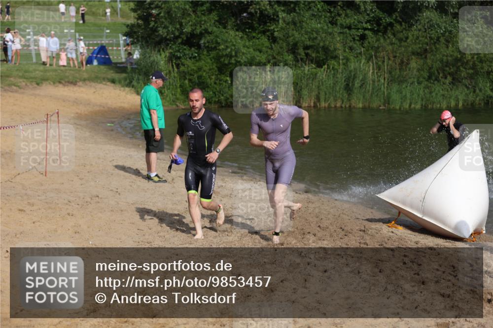 21.06.2026 - 29. Vierlanden-Triathlon Andreas Tolksdorf http://msf.ph/oto/9853457 21.06.2026 08:40:09 Schwimmen 21, 51, 55, 78, 109 meine-sportfotos.de