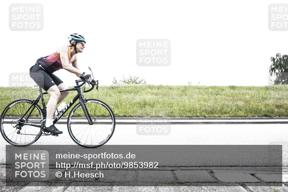21.06.2026 - 29. Vierlanden-Triathlon H.Heesch http://msf.ph/oto/9853982 21.06.2026 10:29:50 Radfahren 14, 22, 113, 518, 548, 557, 571 meine-sportfotos.de