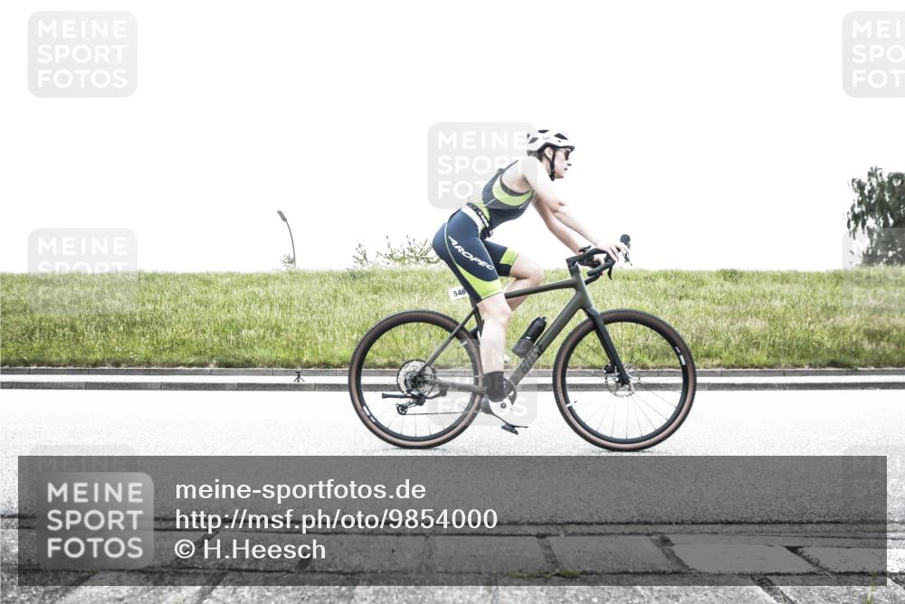 21.06.2026 - 29. Vierlanden-Triathlon H.Heesch http://msf.ph/oto/9854000 21.06.2026 10:30:16 Radfahren 284, 300, 522, 539, 546, 568 meine-sportfotos.de