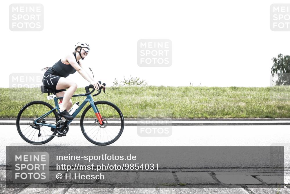 21.06.2026 - 29. Vierlanden-Triathlon H.Heesch http://msf.ph/oto/9854031 21.06.2026 10:31:16 Radfahren 154, 229, 265, 280, 352, 498, 612 meine-sportfotos.de