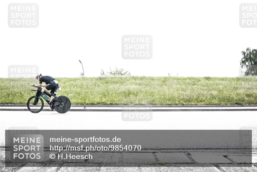 21.06.2026 - 29. Vierlanden-Triathlon H.Heesch http://msf.ph/oto/9854070 21.06.2026 10:32:30 Radfahren 12, 13, 54, 165, 169, 217, 239, 299, 302, 324, 595 meine-sportfotos.de