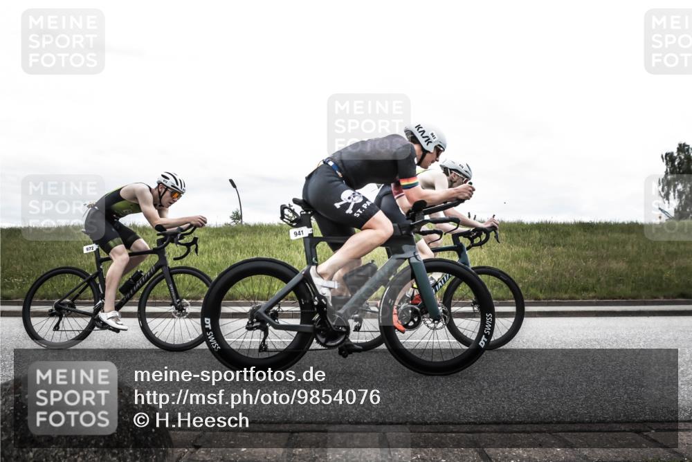 21.06.2026 - 29. Vierlanden-Triathlon H.Heesch http://msf.ph/oto/9854076 21.06.2026 12:06:11 Radfahren 248, 264, 706, 752, 829, 913, 919, 941, 954, 956, 957, 963, 965, 966, 972, 975 meine-sportfotos.de