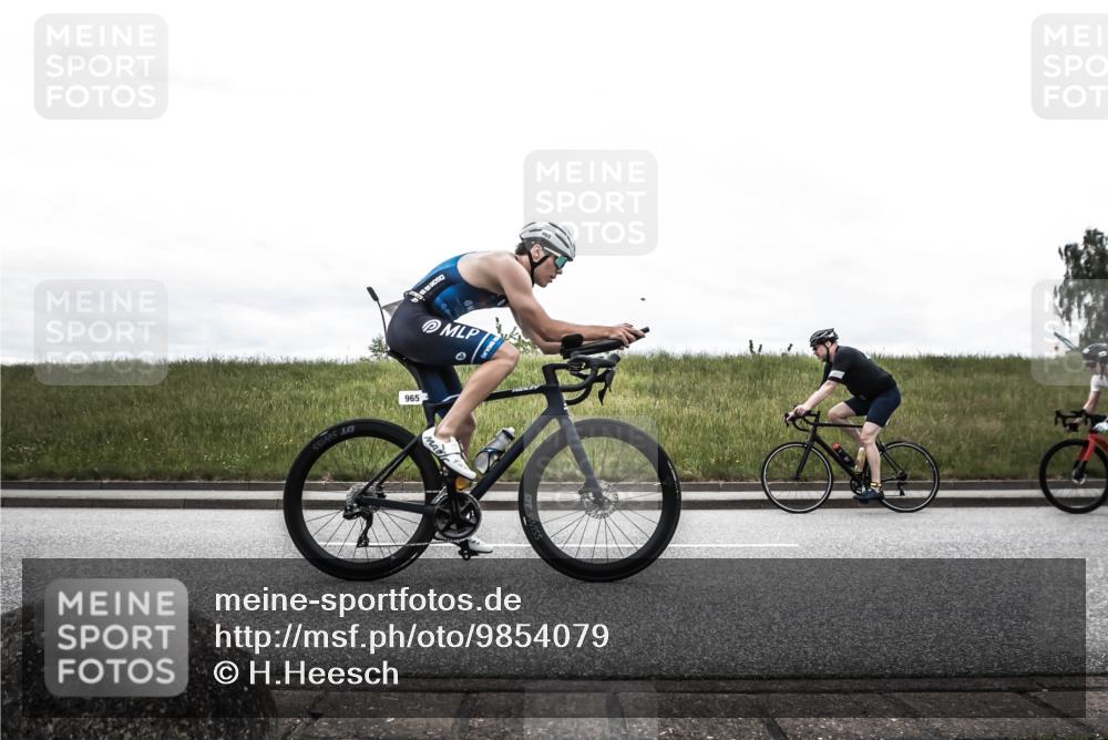 21.06.2026 - 29. Vierlanden-Triathlon H.Heesch http://msf.ph/oto/9854079 21.06.2026 12:06:11 Radfahren 248, 264, 706, 752, 829, 913, 919, 941, 954, 956, 957, 963, 965, 966, 972, 975 meine-sportfotos.de