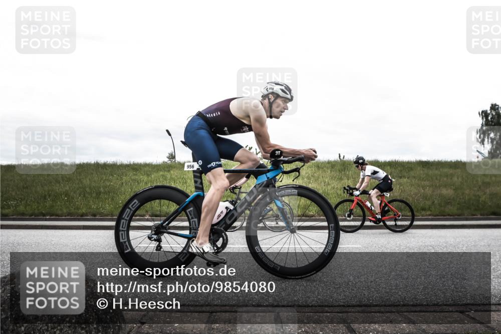 21.06.2026 - 29. Vierlanden-Triathlon H.Heesch http://msf.ph/oto/9854080 21.06.2026 12:06:12 Radfahren 248, 264, 706, 752, 829, 913, 919, 941, 954, 956, 957, 963, 965, 966, 972, 975 meine-sportfotos.de