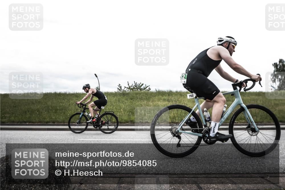 21.06.2026 - 29. Vierlanden-Triathlon H.Heesch http://msf.ph/oto/9854085 21.06.2026 12:06:15 Radfahren 264, 706, 752, 829, 837, 913, 919, 941, 954, 956, 957, 965, 972, 975 meine-sportfotos.de