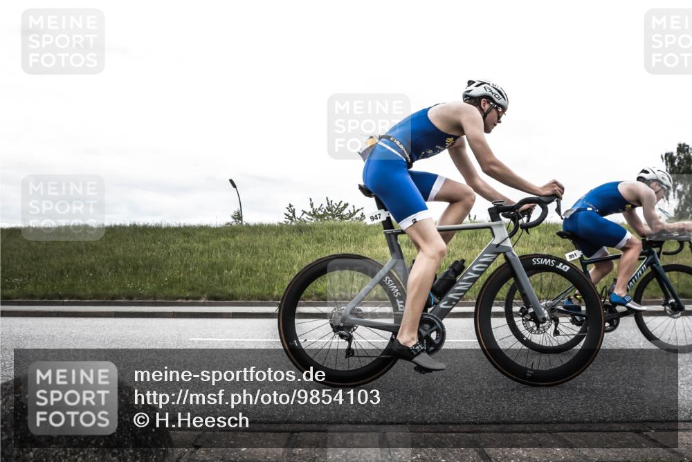 21.06.2026 - 29. Vierlanden-Triathlon H.Heesch http://msf.ph/oto/9854103 21.06.2026 12:06:45 Radfahren 281, 771, 786, 804, 834, 856, 861, 911, 914, 947, 951, 974 meine-sportfotos.de
