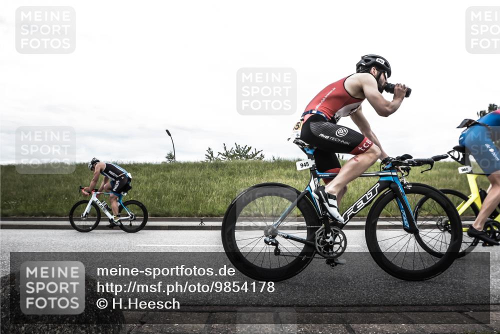 21.06.2026 - 29. Vierlanden-Triathlon H.Heesch http://msf.ph/oto/9854178 21.06.2026 12:08:04 Radfahren 674, 682, 691, 884, 895, 907, 922, 945, 960, 981 meine-sportfotos.de