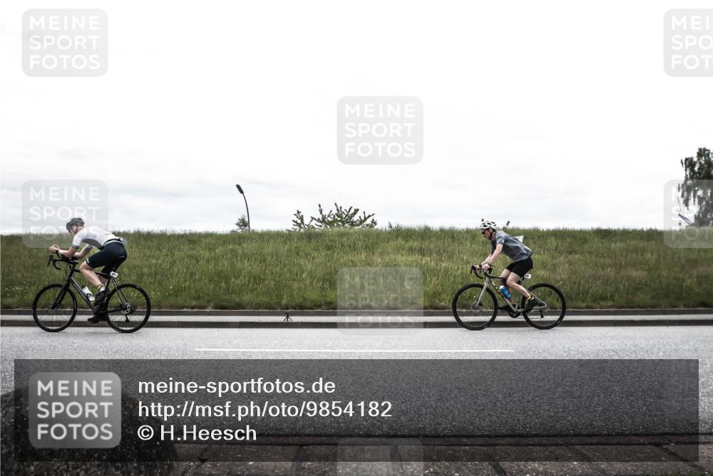 21.06.2026 - 29. Vierlanden-Triathlon H.Heesch http://msf.ph/oto/9854182 21.06.2026 12:08:08 Radfahren 674, 884, 895, 907, 922, 945, 960, 981 meine-sportfotos.de
