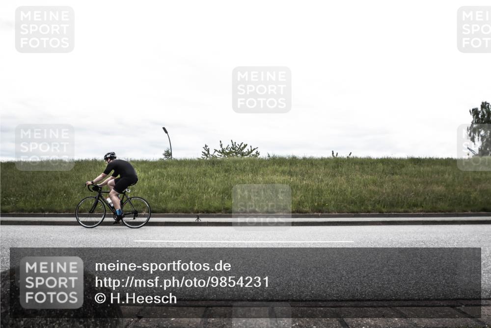 21.06.2026 - 29. Vierlanden-Triathlon H.Heesch http://msf.ph/oto/9854231 21.06.2026 12:10:26 Radfahren 19, 54, 710, 880 meine-sportfotos.de