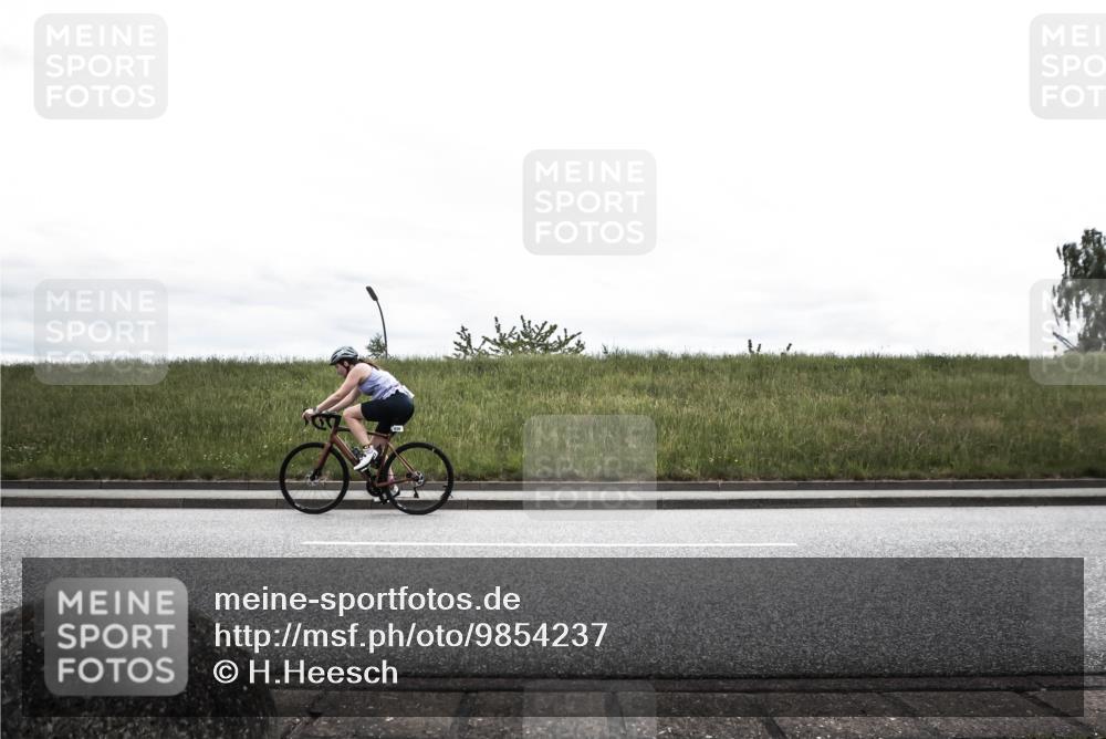 21.06.2026 - 29. Vierlanden-Triathlon H.Heesch http://msf.ph/oto/9854237 21.06.2026 12:10:43 Radfahren 830, 888 meine-sportfotos.de