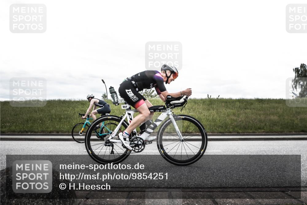 21.06.2026 - 29. Vierlanden-Triathlon H.Heesch http://msf.ph/oto/9854251 21.06.2026 12:11:32 Radfahren 230, 689, 846, 859, 870 meine-sportfotos.de