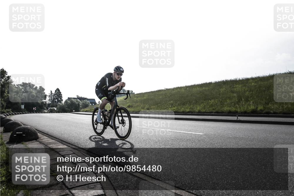 21.06.2026 - 29. Vierlanden-Triathlon H.Heesch http://msf.ph/oto/9854480 21.06.2026 08:58:06 Radfahren 40, 90 meine-sportfotos.de