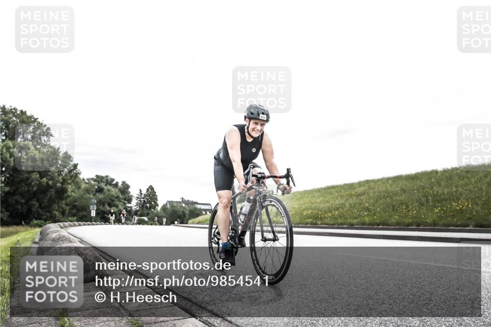 21.06.2026 - 29. Vierlanden-Triathlon H.Heesch http://msf.ph/oto/9854541 21.06.2026 10:28:53 Radfahren 27, 551, 619 meine-sportfotos.de