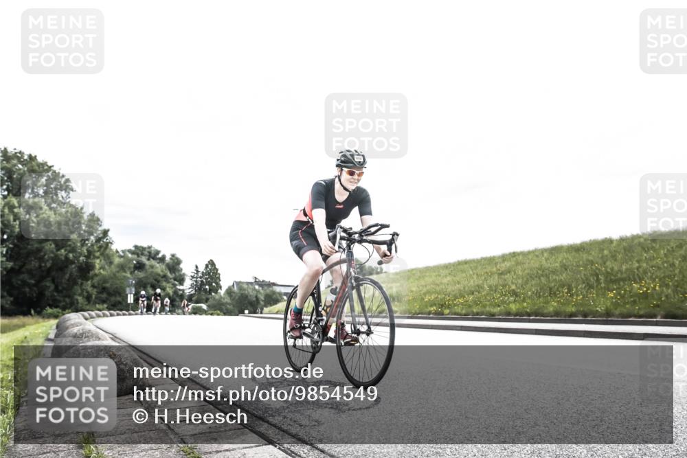21.06.2026 - 29. Vierlanden-Triathlon H.Heesch http://msf.ph/oto/9854549 21.06.2026 10:29:06 Radfahren 247, 494, 565, 603 meine-sportfotos.de