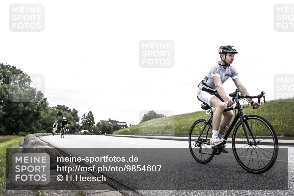 21.06.2026 - 29. Vierlanden-Triathlon H.Heesch http://msf.ph/oto/9854607 21.06.2026 10:30:06 Radfahren 2, 72, 274, 304, 497, 572 meine-sportfotos.de