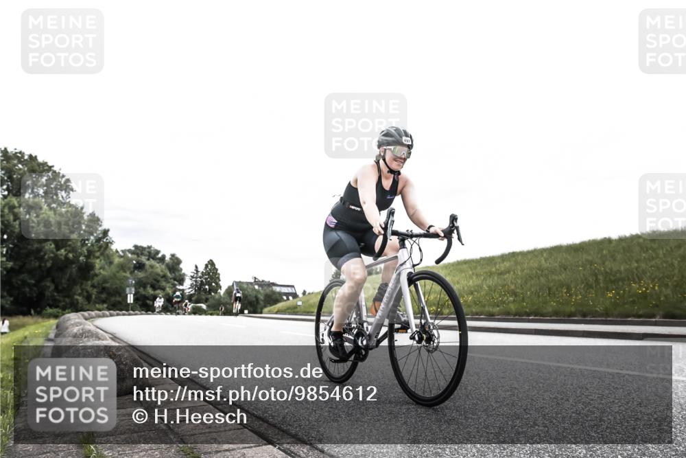 21.06.2026 - 29. Vierlanden-Triathlon H.Heesch http://msf.ph/oto/9854612 21.06.2026 10:30:09 Radfahren 274, 284, 497, 572 meine-sportfotos.de