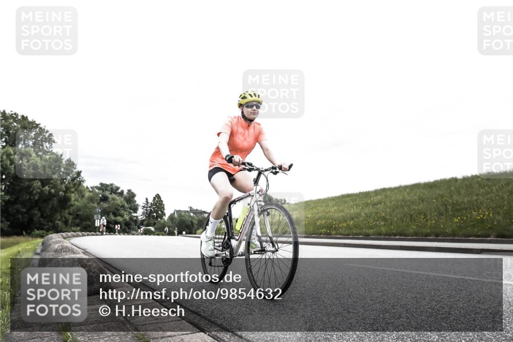 21.06.2026 - 29. Vierlanden-Triathlon H.Heesch http://msf.ph/oto/9854632 21.06.2026 10:30:33 Radfahren 307, 365, 556 meine-sportfotos.de