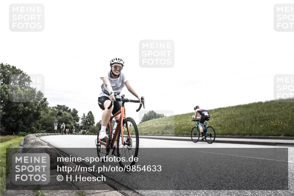 21.06.2026 - 29. Vierlanden-Triathlon H.Heesch http://msf.ph/oto/9854633 21.06.2026 10:30:38 Radfahren 158, 307, 579 meine-sportfotos.de