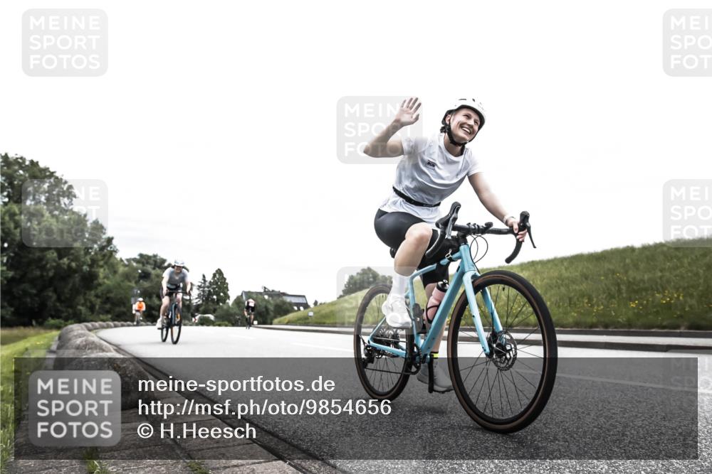 21.06.2026 - 29. Vierlanden-Triathlon H.Heesch http://msf.ph/oto/9854656 21.06.2026 10:30:57 Radfahren 142, 175, 360, 523, 580 meine-sportfotos.de
