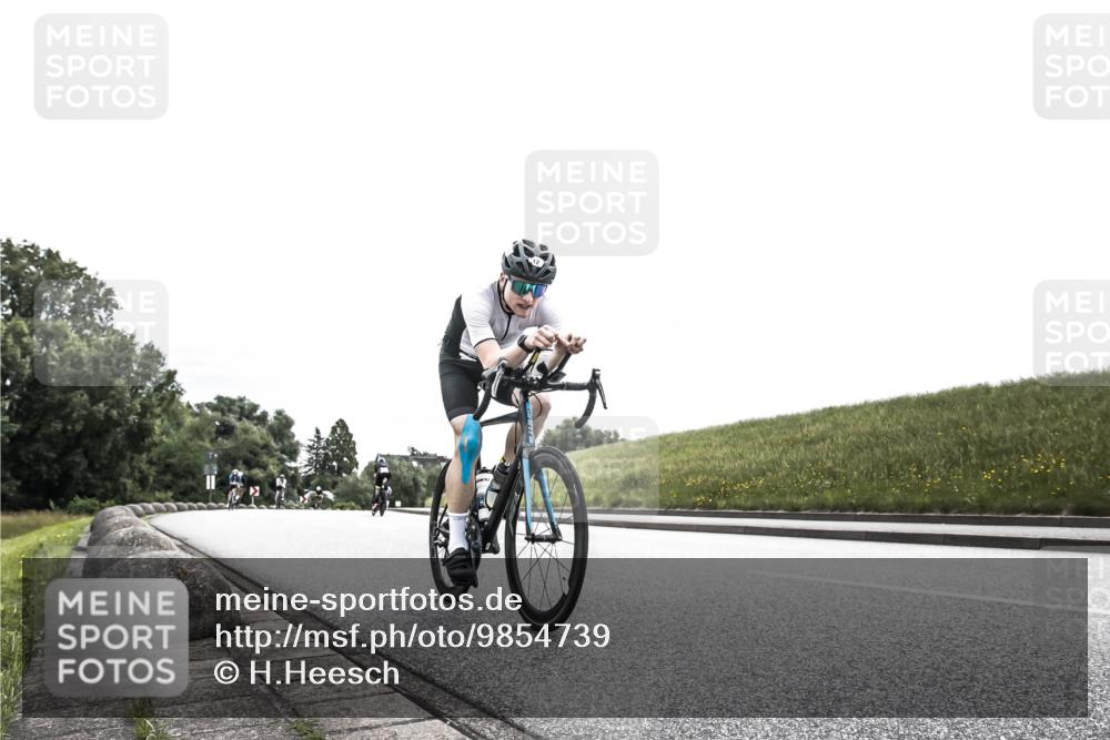 21.06.2026 - 29. Vierlanden-Triathlon H.Heesch http://msf.ph/oto/9854739 21.06.2026 10:32:31 Radfahren 12, 54, 239, 302, 324 meine-sportfotos.de