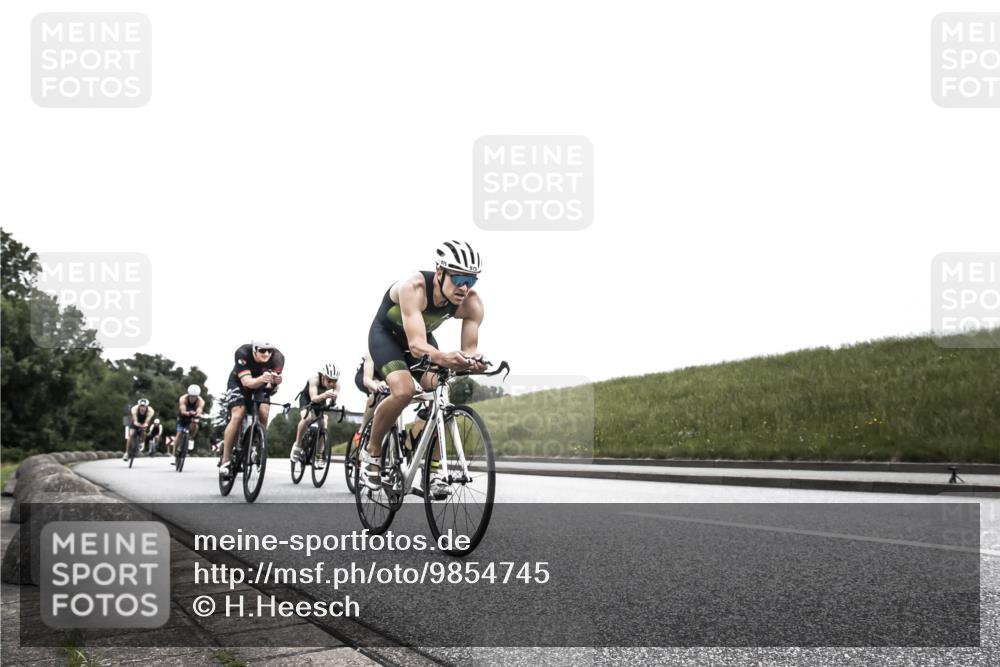 21.06.2026 - 29. Vierlanden-Triathlon H.Heesch http://msf.ph/oto/9854745 21.06.2026 12:06:10 Radfahren 264, 706, 829, 913, 919, 941, 954, 956, 957, 963, 965, 966, 972, 975 meine-sportfotos.de